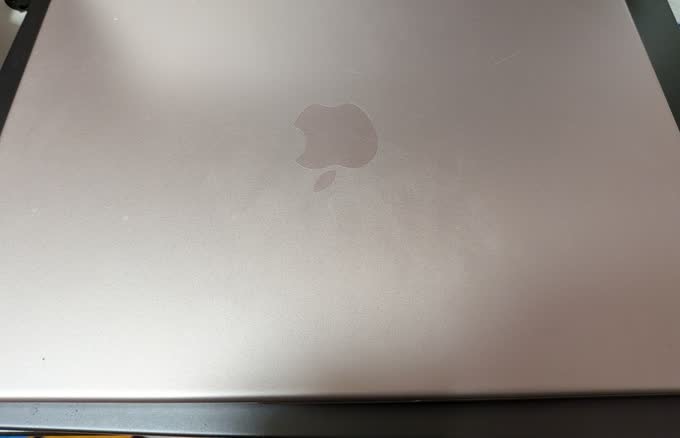MacBook Neoの天板。控えめなロゴと薄い筐体